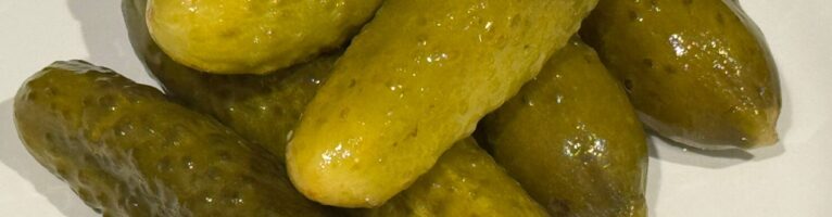 Castraveti murati cu usturoi si hrean